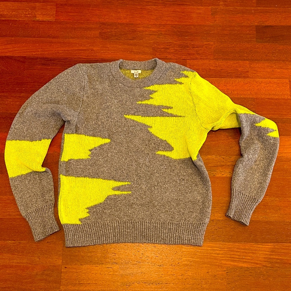 Very warm (wool-like) deco sweater with neon yellow accent